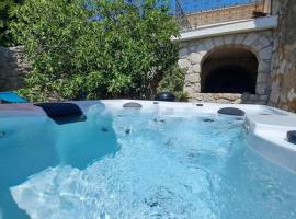 Geräumige Villa mit drei Schlafzimmern und einem ruhigen Garten, hotel v destinaci Grižane