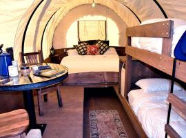 Authentic Wagon Rentals for a Family Getaway near Norman, Oklahoma, hotel v destinaci Moore