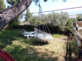 VILLA ALIKI THIS IS OUR HAPPY Place, casa de campo em Nea Skioni