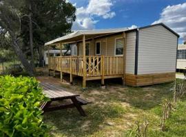 Camping 2 étoiles - Piscine - ccb0fdi, hotel in Villeneuve-lès-Maguelonne