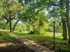 Waterfront Cabin Rental for Groups of 16 with Jacuzzi Bathtub in Texas Hill Country, Hotel in Marble Falls