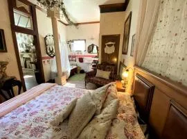 Rustic Victorian-Style Cottage Rental with Clawfoot Bathtub on Hamilton Creek, Texas