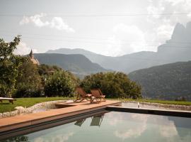 Hofgut Antlas, hotel in Collalbo