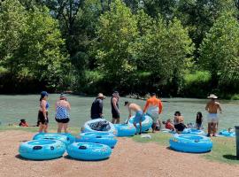 Riverside Paradise: Luxurious Safari Tent on the San Marcos River near Kingsbury, Texas, Hotel in Staples