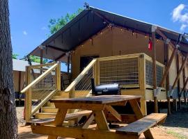 Incredible Safari Tent with Barbecue in Staples, Texas, hotel u gradu Staples