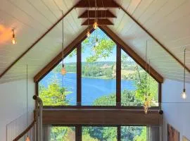 Zloty, a Skromny - ogrodzony domek z jacuzzi i widokiem na jezioro