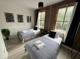 4 Bedroom - 3 Bathroom House in Coventry - Sleeps 9, with Unli Wi-Fi, Free Parking - 8DSC