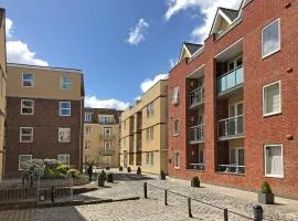 Chichester City Centre 2 Bedroom Flat I Ground Floor with Underground Parking I Chichester Holiday Properties