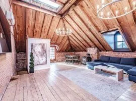 Lofty Ambition - Stunning West End Rooftop Retreat