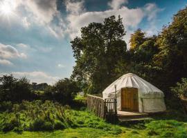 Chestnut - Yurt, hótel í Slane