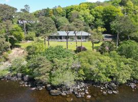 Caragh Lake House - Lakefront Escape and Sauna, hotel v destinaci Killorglin