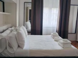 Manin Private SPA, Luxury Apartment very close to the sea, with beach umbrella and deckchairs included