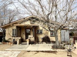 Desert Dreams with Your Furry Friend: Pet-Friendly Rental Under the Stars, hotel a Yucca Valley