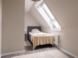 Charming topfloor APT in middle of Visby, alojamiento con cocina en Visby