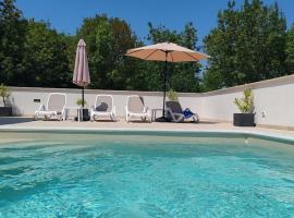 Apartments Oleander Lovrečica-residence with pool, hotel v destinaci Lovrečica