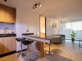Alto Family Fun 2BR Pool & BBQ Thrills, hotel en Santiago