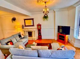 Luxury 5-Bed Home in Nicholson, Close to Sheffield City Centre, Jacuzzi, BBQ, Parking & Wi-Fi, Sleeps 10, hotel s vířivkou v destinaci Heeley