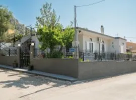 Gray House Salamina