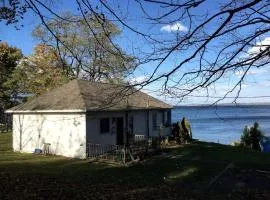 Lakefront Cottage with Cozy Interior and Jacuzzi in Dresden, New York