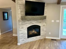 Hier Hideaway - Hot Tub - Fire Pit - King Beds, hotel v destinaci Sedalia