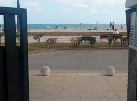 Apat sombrero A Cunit Beach