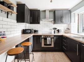 Modern 2 Bedroom House with Parking，位于曼彻斯特的酒店