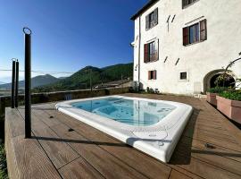 Historic Palace Overlooking Piana Di Navelli, hotel i Caporciano