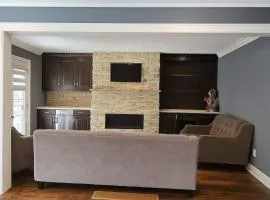 Luxury home 4BR, Pool, & 5 Mins to 401