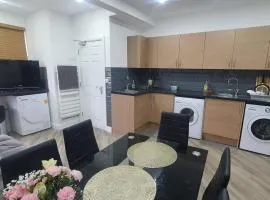 Highfield House - Ensuite, Parking, Wifi, Smart TV, Self Catering - Serving Contractors, Leisure, Santa Pod & Silverstone!!!!