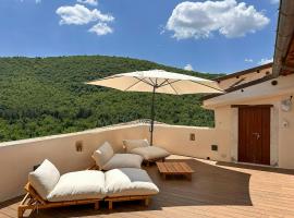 Historic Apartment With Views Of Abruzzo Valley, hotel i Caporciano