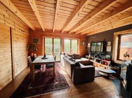Rodinný bungalov nedaleko centra Prahy, hotel v destinaci Horoměřice