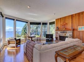 Pacific Coast Beach House by EMR Vacation Rentals: Sooke şehrinde bir otel