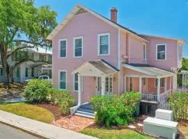 St Augustine "Pink House" Sleep 12, 6 Bd, 3Bth, Steps to Historic St Augustine Center & All Tourist Attractions, Restaurants, Cafes, Backyard, Porch