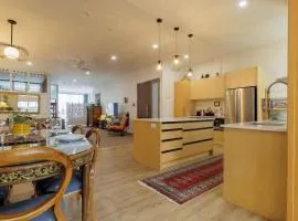 Inn Tutanekai - Central City Chic 3 Bedroom 2 Bathroom Apartment