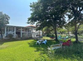 Sea Side Caravan, khu glamping ở Vourvourou