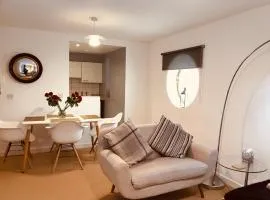 2 bed GF Docklands Apartment - Free Parking for 1 car
