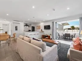 Paihia Waterfront Apartment 2 Bedroom with Pool