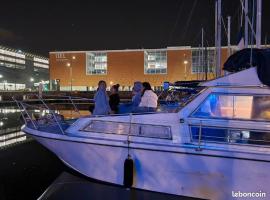 Unusual night on a small yacht, hotel i Le Havre