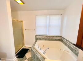 Cozy 5 bedroom Home mins from RIT, hotel v destinaci Rochester
