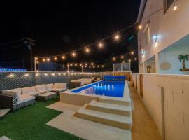 3 Story Home 3BR 2BA with Rooftop View and Heated Pool, khách sạn ở La Choya