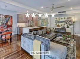 Modern 2BR Condo with Sunroom near Uptown، فندق في تشارلوت