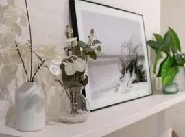 Inner-City Townhouse with Free Parking & WiFi