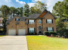 Spacious 4BR Villa Getaway near Atlanta attractions, cottage ở Douglasville