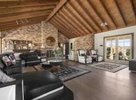 Wine Country Homestead - Spacious Retreat