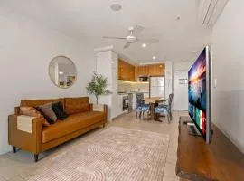 Stylish Apartment with Rooftop BBQ & Spa Access