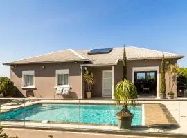 Villa avec piscine vue mer et montagne, en pleine nature
