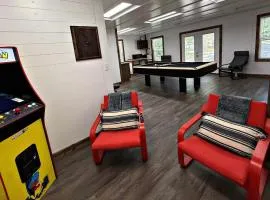 Casino Close Hot Tub-Firepit-BBQ 2-acres Sleeps 6