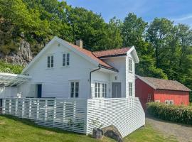 Amazing Home In Lyngdal With Wifi โรงแรมหรูในลิงดาล