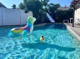 Affordable Private Room with Pool Access and Free Parking Near Zoo and Beaches