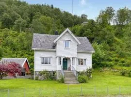 Awesome Home In Åheim With Wifi